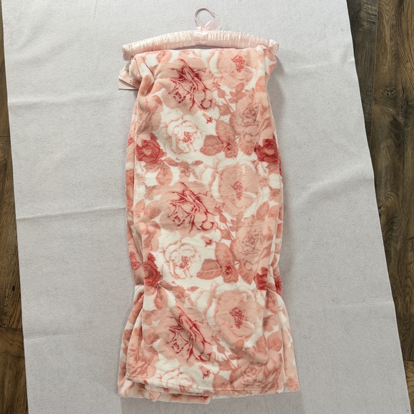 Girls floral rose pink plush throw coquette romantic grandmillennial blanket - Picture 5 of 7